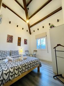 een slaapkamer met een bed in een kamer met houten plafonds bij Villa Paradise, urban oasis by -Toprentalsbarcelona- in Esplugues de Llobregat