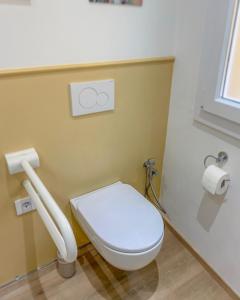 een badkamer met een toilet en twee rollen toiletpapier bij Il giardino dei portici in Medicina