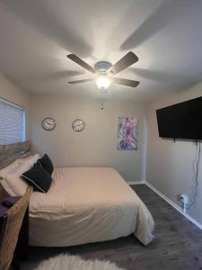 1 dormitorio con 1 cama y ventilador de techo en Spacious Property at Winter Park - 118, en Orlando