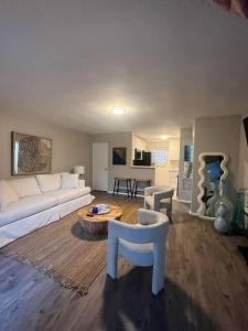 een woonkamer met een witte bank en een tafel bij Spacious Property at Winter Park - 118 in Orlando