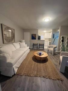 uma sala de estar com um sofá branco e uma mesa de centro em Spacious Property at Winter Park - 118 em Orlando
