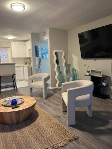 uma sala de estar com duas cadeiras e uma mesa em Spacious Property at Winter Park - 118 em Orlando