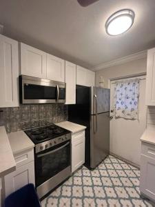 奧蘭多的住宿－Spacious Property at Winter Park - 118，厨房配有炉灶和冰箱。