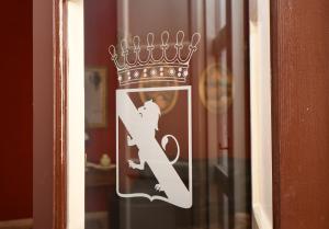 a sign with a monkey and a crown on a door at Al Palazzo in Piazza Armerina
