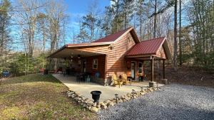 a log cabin in the woods with a porch at Twinn Peaks Beautiful Modern Mountain Cabin Retreat-Cozy-Secluded-WiFi-Pets in Murphy