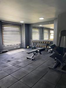 einen Fitnessraum mit mehreren Laufbändern und Stühlen in einem Zimmer in der Unterkunft Museum Resort Spa in Bodrum City