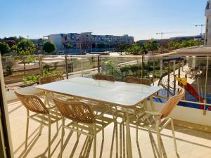 een witte tafel en stoelen op een balkon bij Apartamento Las Rotas in Denia