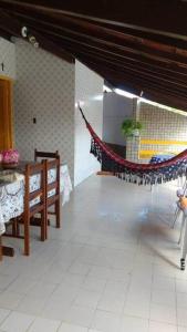 een kamer met een hangmat in het midden van een kamer bij Itaparica-BA, o melhor descanso in Vera Cruz de Itaparica