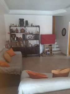 ein Wohnzimmer mit einem Sofa und einem Stuhl in der Unterkunft Itaparica-BA, o melhor descanso in Vera Cruz de Itaparica