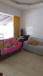 sala de estar con 2 sillas y sofá en Itaparica-BA, o melhor descanso en Vera Cruz de Itaparica
