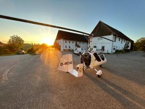 un helicóptero está estacionado al lado de una carretera en Babsi Appartments - leben am Land, en Wels