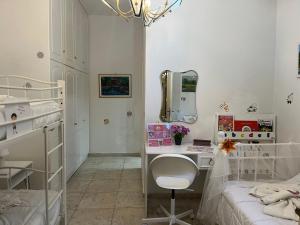 una camera con 2 letti a castello e una scrivania di Fairytales Luxury Apartment - Sunset View a Virós