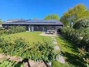 a house with a yard with tables and chairs at De Platwever 3C in Zelhem