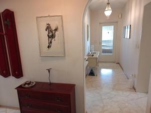 Φωτογραφία από το άλμπουμ του Zimmer mit Sonnenaufgang, Kühlschrank, Ventilator und ruhiger Innenhof Obergeschoss bei Koberstein σε Tutzing