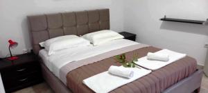 - une chambre avec un grand lit et 2 serviettes blanches dans l'établissement Emmanuel apartment, à Agia Marina 46 autres photos