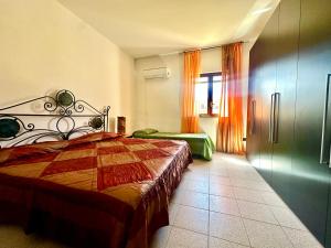 Un dormitorio con una cama grande y una ventana en Casa del Sole, en Campofelice di Roccella