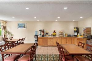 un restaurante con 2 mesas y una cocina en The Cayuga Inn at the Finger Lakes en Auburn