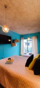危地馬拉的住宿－Hostal de Lucca，一间卧室配有一张带蓝色墙壁的大床