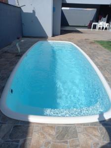 duży basen z niebieską wodą w obiekcie Wm Milão w mieście Sinop