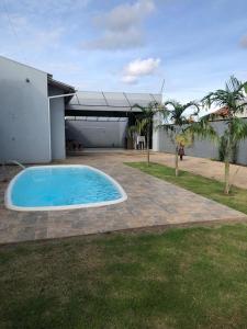 una piscina en el patio de una casa en Wm Milão, en Sinop