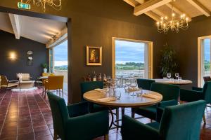 - une salle à manger avec une table et des chaises dans l'établissement Hôtel Restaurant La Bergerie, à Aragon