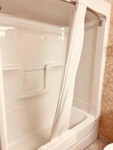 eine Badewanne mit Duschvorhang im Bad in der Unterkunft Lexington Inn & Suites-Windsor in Windsor