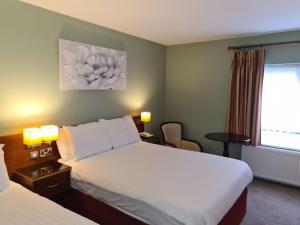 Postel nebo postele na pokoji v ubytování Killarney Court Hotel + 37 fotografií