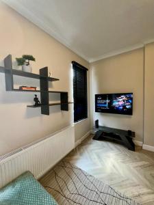 TV in/ali zabaviščno središče v nastanitvi Park House, Luxury Modern Interior, Located In Finsbury Park