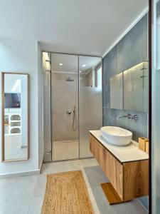 La salle de bains est pourvue d'un lavabo et d'une douche. dans l'établissement Villa Le22, 180 panoramic sea views, Paros, à Kampos Paros