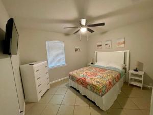1 dormitorio con 1 cama y ventilador de techo en Cottage Hill Comfort en Mobile