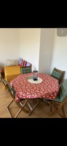 um quarto com uma mesa e cadeiras e um sofá em Ranjeet felizarda em Lisboa