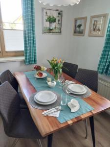een eettafel met blauwe placemats en borden bij Wohnung mit Charme in Pinsdorf in Pinsdorf