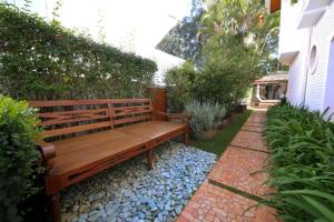 索羅卡巴的住宿－Quando cama Solteiro，坐在花园中间的木凳