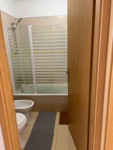Ranjeet felizarda في لشبونة: حمام مع مرحاض وحوض استحمام