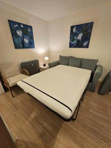 Cette chambre comprend un lit et un canapé. dans l'établissement Agusta sweethome, à Nice