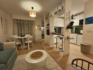 Il comprend un salon et une cuisine avec un canapé et une table. dans l'établissement Agusta sweethome, à Nice