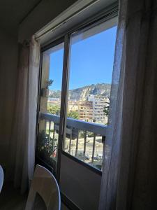 Cette chambre dispose d'une fenêtre offrant une vue sur la ville. dans l'établissement Agusta sweethome, à Nice