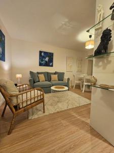- un salon avec un canapé et une table dans l'établissement Agusta sweethome, à Nice