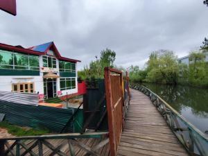 Výhled na řeku, která protéká v blízkosti hotelu