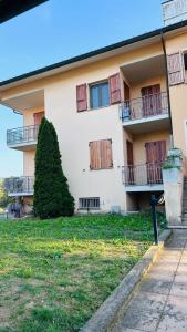 un edificio de apartamentos con balcones y patio en Appartamento Gli Ulivi, 