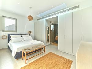 Postel nebo postele na pokoji v ubytování Villa Le22, 180 panoramic sea views, Paros + 37 fotografií