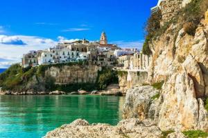 um grupo de edifícios numa colina junto à água em Art House Centro - Gargano em San Giovanni Rotondo