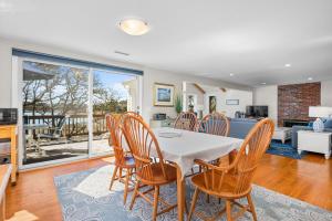 een keuken en eetkamer met een tafel en stoelen bij 84 Cranberry Lane Chatham Cape Cod ~ Ridgevale Retreat in South Chatham