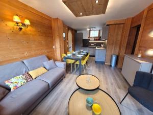 ein Wohnzimmer mit einem Sofa und einem Tisch in der Unterkunft Appartement Les Gets, 3 pièces, 6 personnes - FR-1-598-76 in Les Gets