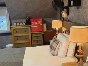 un dormitorio con un cartel de coca cola en la pared en BELLFIELD HOUSE, en Broadford