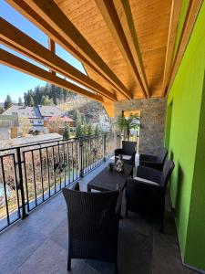 a patio with chairs and a table on a balcony at Dom Bystrzyk in Karpacz