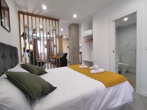 Un dormitorio con una cama grande con dos animales de peluche. en Ferola Homes en Granada