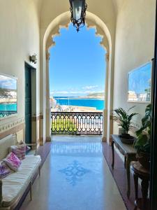 a room with an archway with a view of the ocean at Tramonto in Santa Maria al Bagno