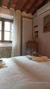 sypialnia z dużym białym łóżkiem i oknem w obiekcie Colonic House of San Gennaro, Capannori, Lucca w mieście San Gennaro