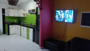 een keuken met een tv aan de muur bij Apartamento Amoblado cerca al mar in Cartagena